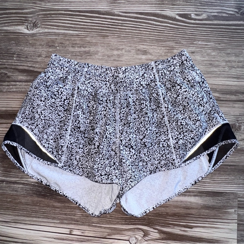 Lululemon Hotty Hot Short II *2.5" Ditsy Daisy White Black / Black Floral Shorts